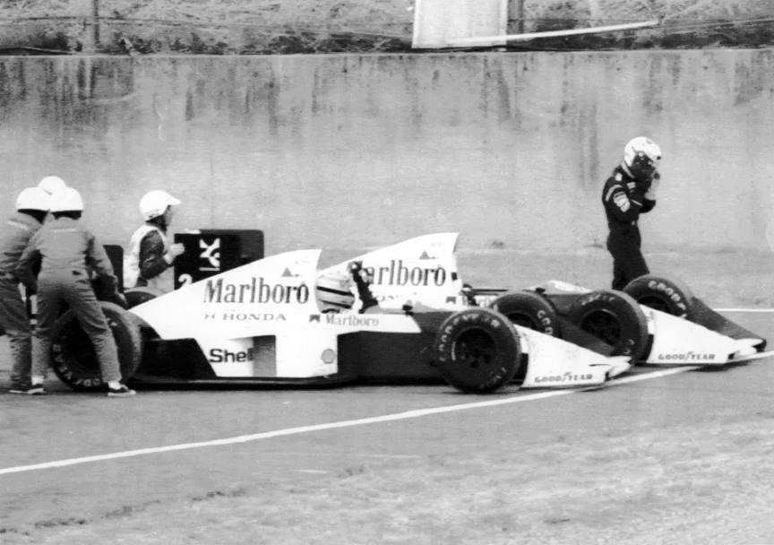 Prost mentre si allontana dalla sua vettura a piedi. L&#39;anno seguente il pilota francese pass alla Ferrari (Ap)